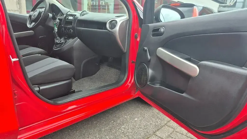 Gebraucht Mazda 2 Independence 75 PS (55 kW) 2009 Rot Kleinwagen