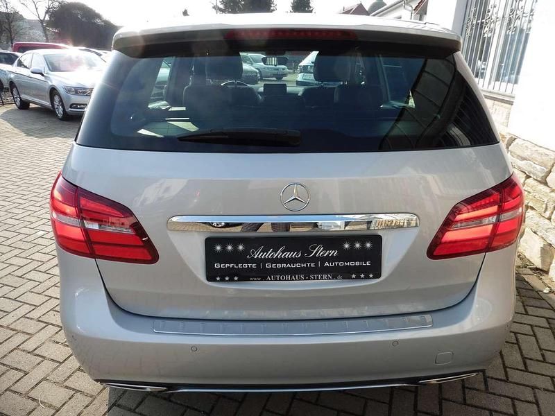 Gebraucht Mercedes B200 Urban 156 PS (114 kW) 2017 Polarsilber  metalliclack Van / Kleinbus
