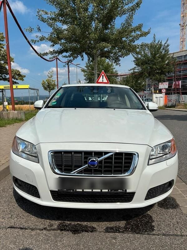 Weiß Gebraucht 2010 Volvo V70 Kombi | 4.890 € (Fairer Preis) - Bild 1/4