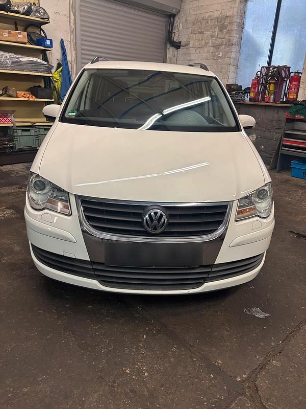 Weiß Gebraucht 2009 VW Touran Van / Kleinbus | 3.300 € (Fairer Preis) - Bild 1/4