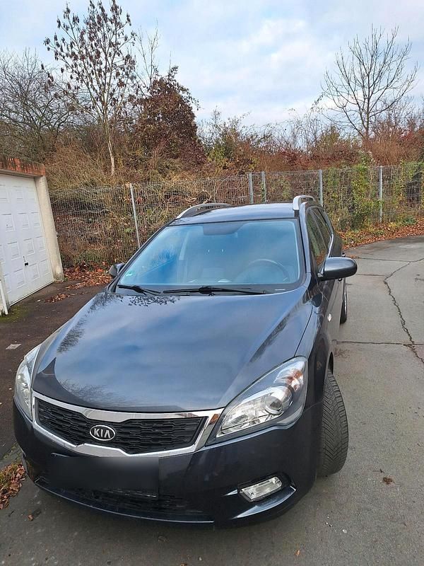 Grau Gebraucht 2011 Kia Ceed Sportswagon Sport Kombi | 3.400 € (Fairer Preis) - Bild 1/4