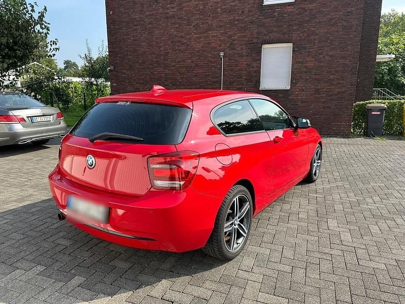 Gebraucht BMW 114 102 PS (75 kW) 2012 Rot Kleinwagen