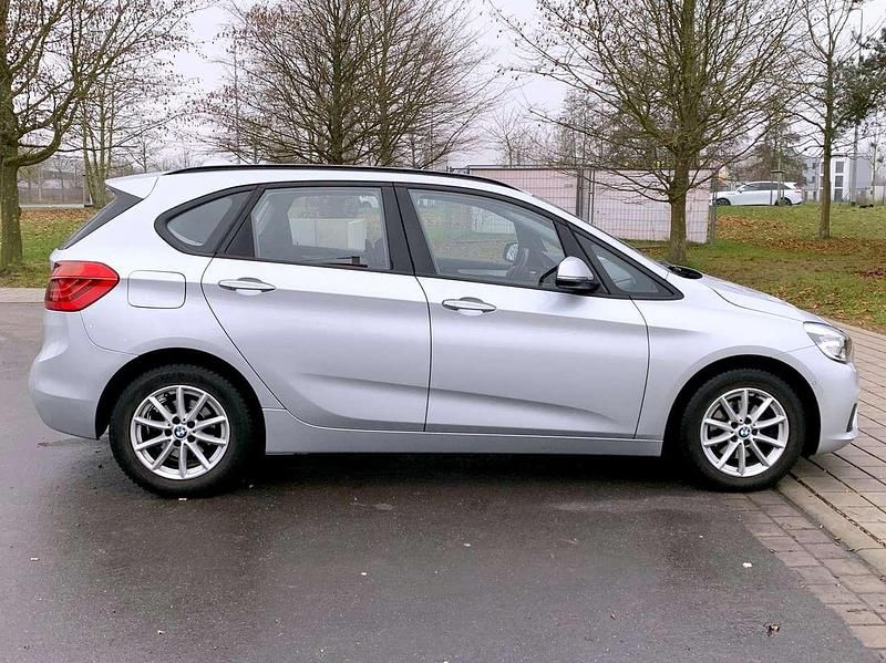 Silber Gebraucht 2016 BMW 218 Advantage Kombi | 11.190 € (Superpreis) - Bild 1/4