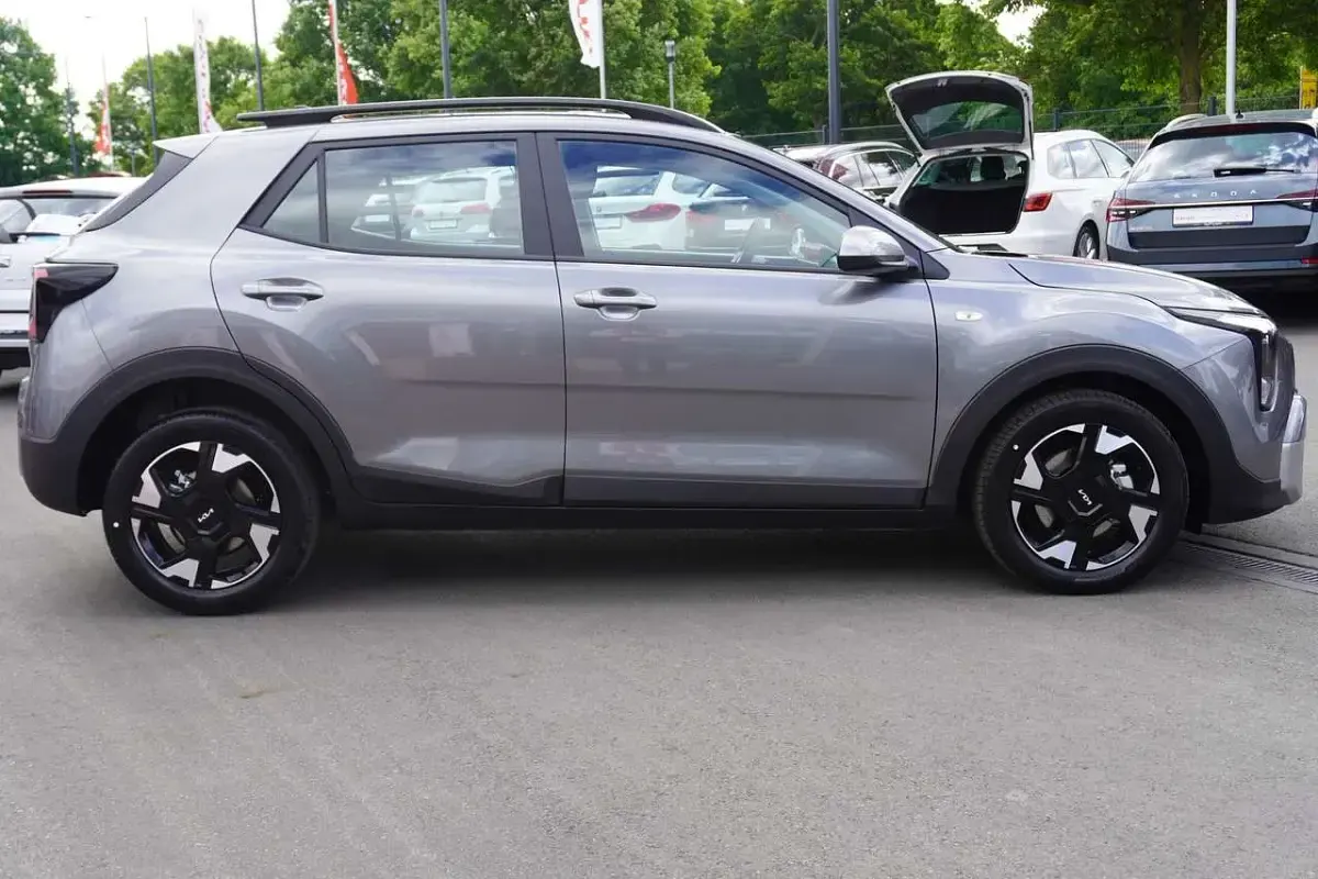 Neu Kia Stonic 101 PS (74 kW) 2025 Grau SUV