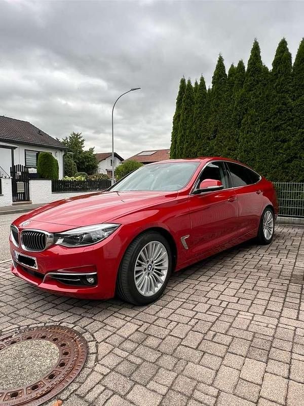 Rot Gebraucht 2018 BMW 330 Luxury Line Limousine | 21.800 € (Guter Preis) - Bild 1/4