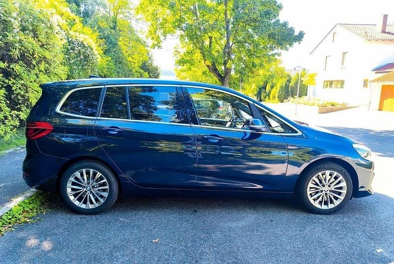 Blau Gebraucht 2018 BMW 220 Gran Tourer Luxury Line Van / Kleinbus | 16.900 € (Fairer Preis) - Bild 1/4
