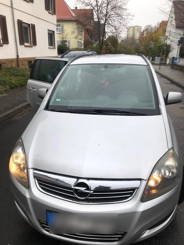 Grau Gebraucht 2011 Opel Zafira Van / Kleinbus | 3.000 € - Bild 1/4