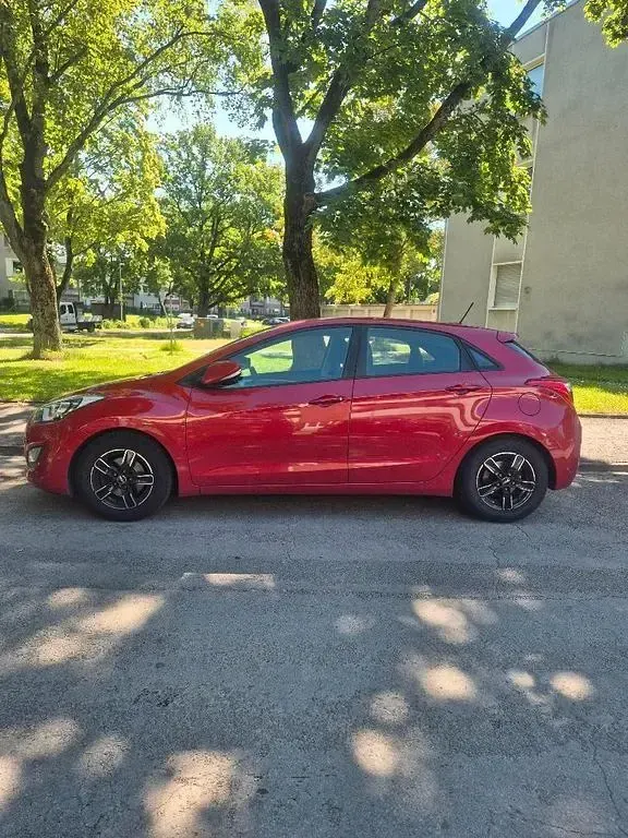 Gebraucht Hyundai i30 Trend 110 PS (80 kW) 2016 Rot Limousine