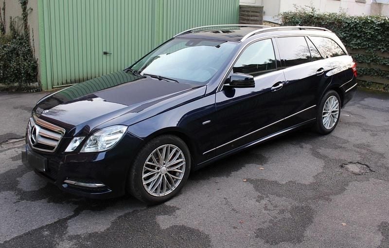 Gebraucht Mercedes E200 Avantgarde 184 PS (135 kW) 2012 Blau Kombi