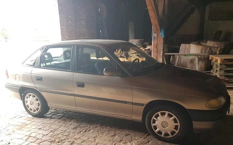 Grau Gebraucht 1996 Opel Astra Limousine | 1.150 € (Superpreis) - Bild 1/4