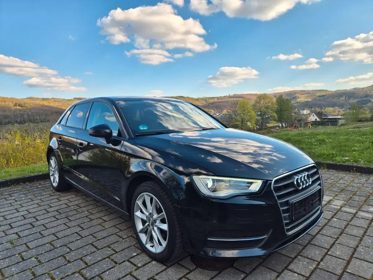Käytetty Audi A3 Attraction 150 HP (110 kW) 2016 Musta Sedan