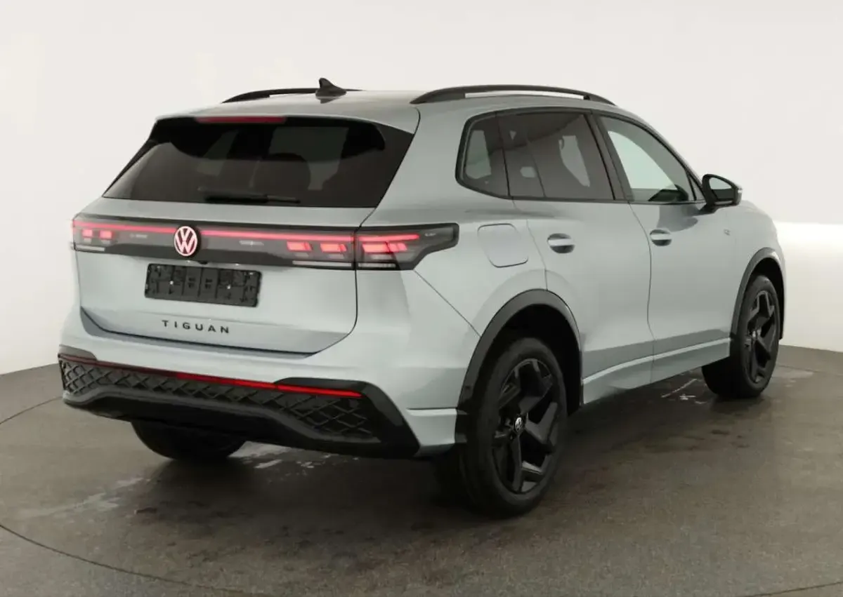 Neu VW Tiguan R-line 193 PS (141 kW) 2025 Oyster silver metallic SUV
