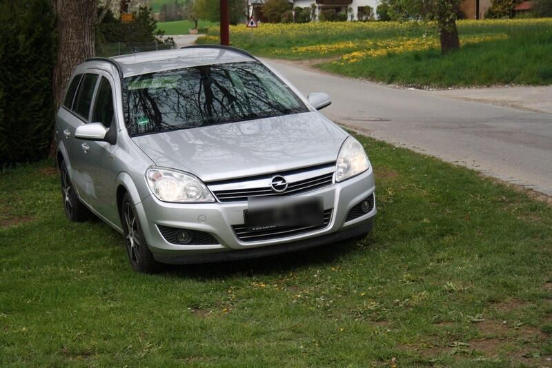 Silber Gebraucht 2009 Opel Astra Kombi | 999 € - Bild 1/4