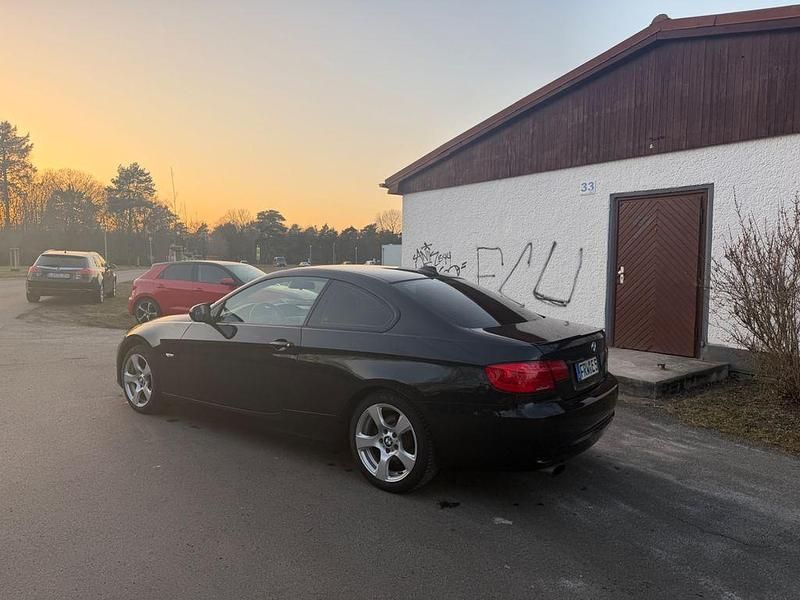 Gebraucht BMW 320 170 PS (125 kW) 2011 Schwarz Coupé