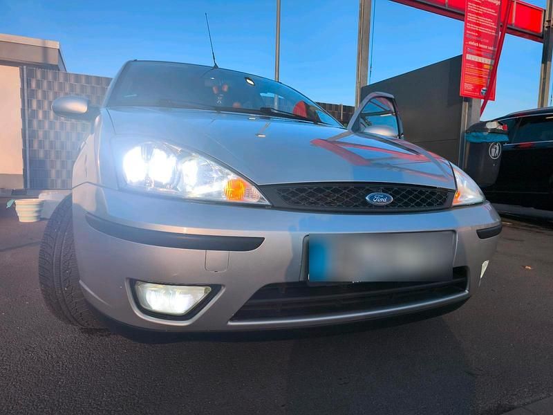 Gebraucht Ford Focus 100 PS (73 kW) 2002 Silber Limousine