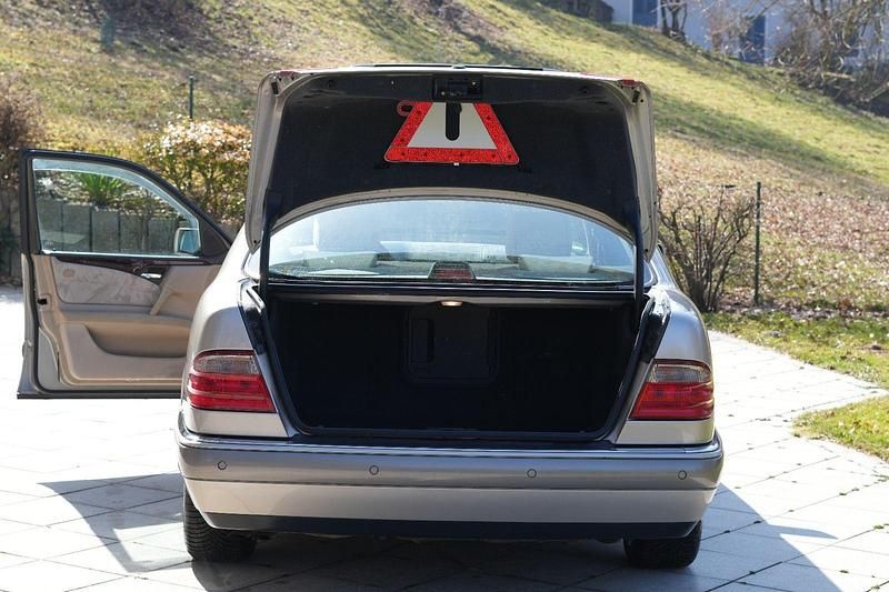 Gebraucht Mercedes E280 Elegance 193 PS (141 kW) 1997 Beige Limousine