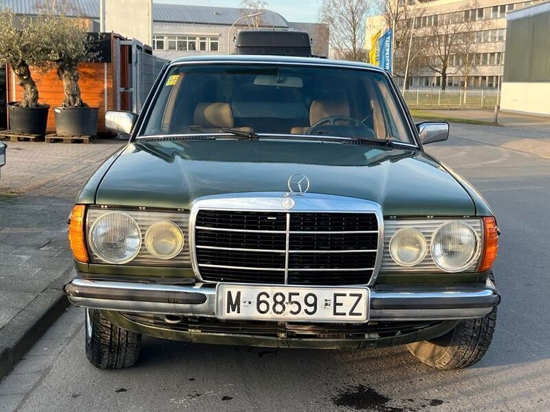 Gebraucht Mercedes E230 136 PS (100 kW) 1982 Grün Limousine