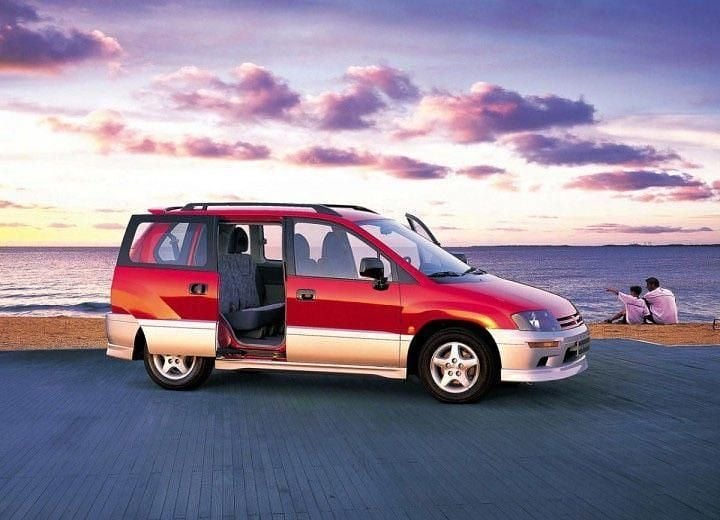Rot Gebraucht 2000 Mitsubishi Space Runner Van / Kleinbus | 2.600 € - Bild 1/4