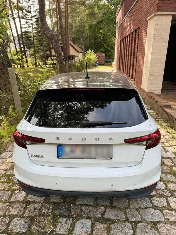 Weiß Gebraucht 2021 Skoda Fabia First Edition Kleinwagen | 15.000 € (Guter Preis) - Bild 1/4