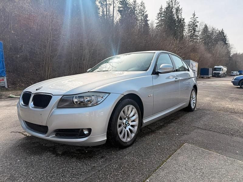 Gebraucht BMW 318 142 PS (104 kW) 2009 Silber Limousine