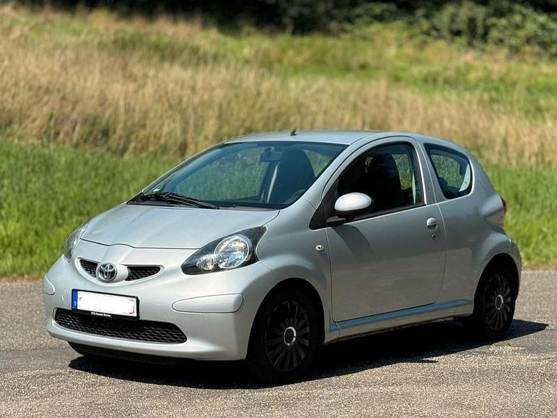 Silber Gebraucht 2007 Toyota Aygo Cool Kleinwagen | 2.590 € (Fairer Preis) - Bild 1/4