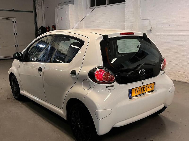 Gebraucht Toyota Aygo 68 PS (50 kW) 2012 Weiß Kleinwagen