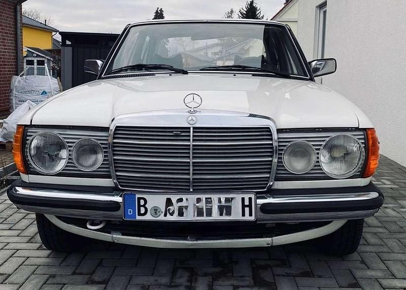 Gebraucht Mercedes 250 129 PS (94 kW) 1978 Weiß Limousine