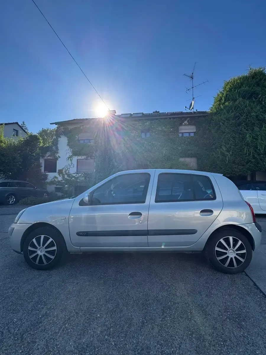 Gebraucht Renault Clio 75 PS (55 kW) 2004 Silber Kleinwagen
