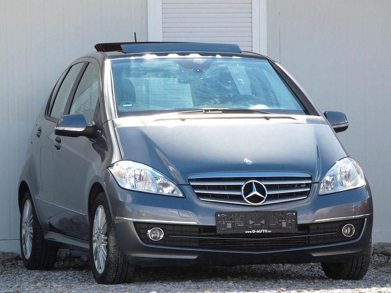 Grau Gebraucht 2011 Mercedes A180 Elegance Limousine | 5.490 € (Fairer Preis) - Bild 1/4