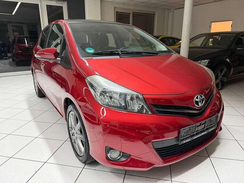Gebraucht Toyota Yaris Club 99 PS (72 kW) 2012 Rot Limousine