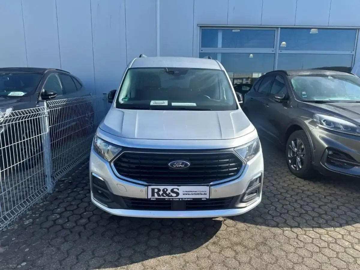 Gebraucht Ford Tourneo Titanium 122 PS (89 kW) 2023 Cyclone stardust silver Van / Kleinbus