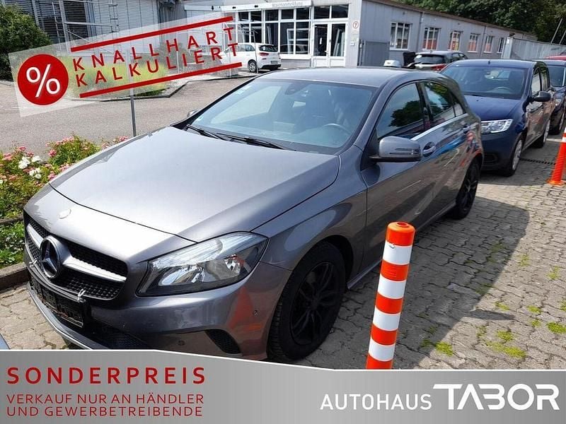 Mountaingrau met. Gebraucht 2016 Mercedes A180 Style Limousine | 12.185 € (Superpreis) - Bild 1/4
