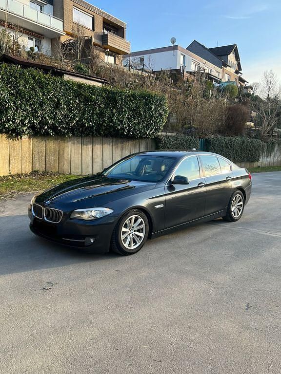 Grau Gebraucht 2010 BMW 525 Limousine | 9.300 € (Fairer Preis) - Bild 1/4