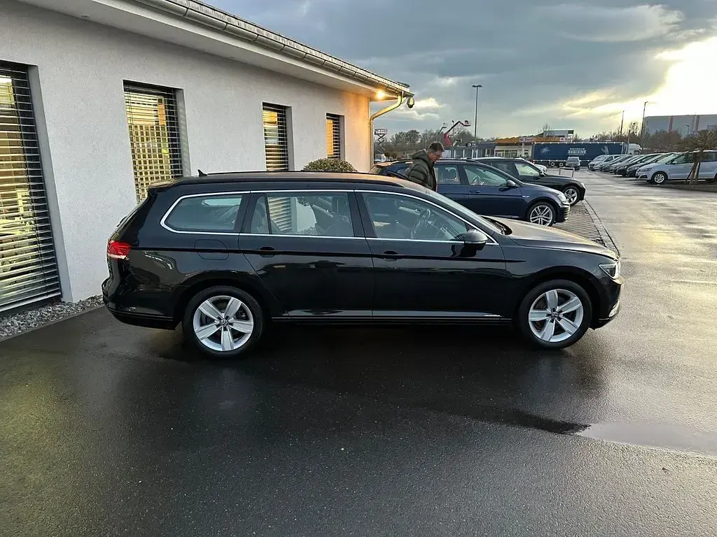 Gebraucht VW Passat Highline 150 PS (110 kW) 2018 Schwarz Kombi