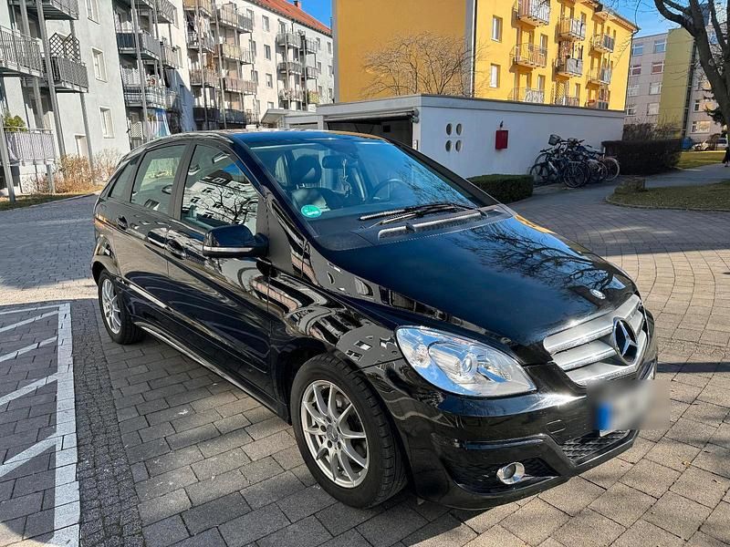 Schwarz Gebraucht 2011 Mercedes B180 Van / Kleinbus | 8.990 € - Bild 1/4
