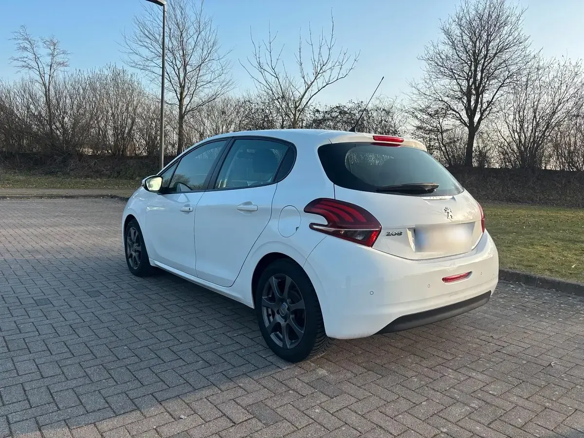 Gebraucht Peugeot 208 82 PS (60 kW) 2018 Weiß Kleinwagen