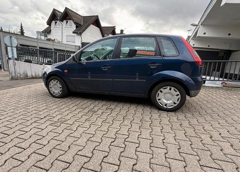 Gebraucht Ford Fiesta Ambiente 59 PS (43 kW) 2002 Blau Kleinwagen