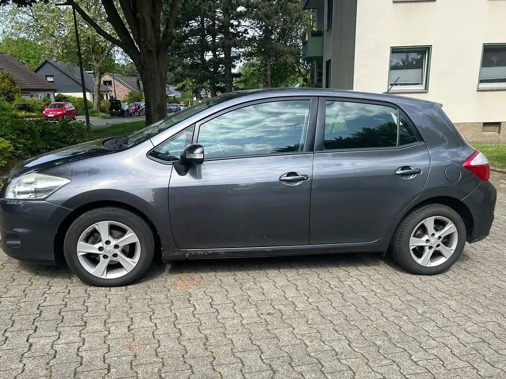 Gebraucht Toyota Auris Executive 132 PS (97 kW) 2012 Grau Limousine