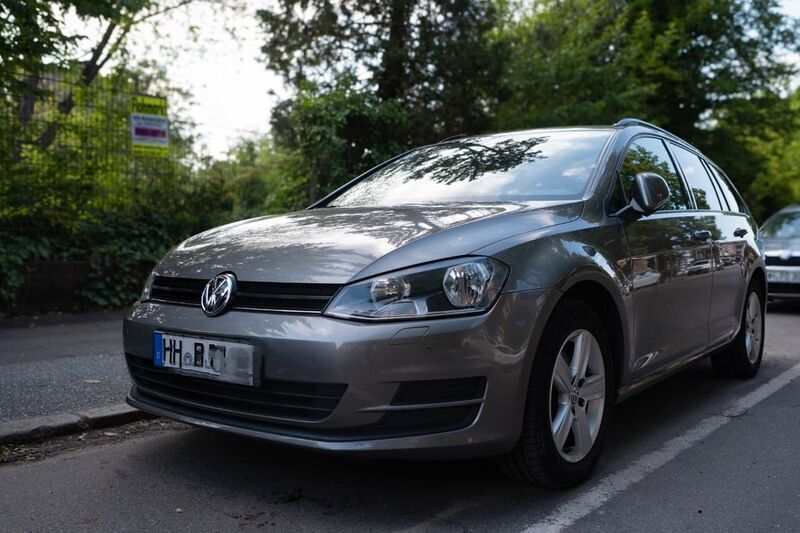 Grau Gebraucht 2015 VW Golf VII Comfortline Kombi | 7.400 € (Fairer Preis) - Bild 1/4