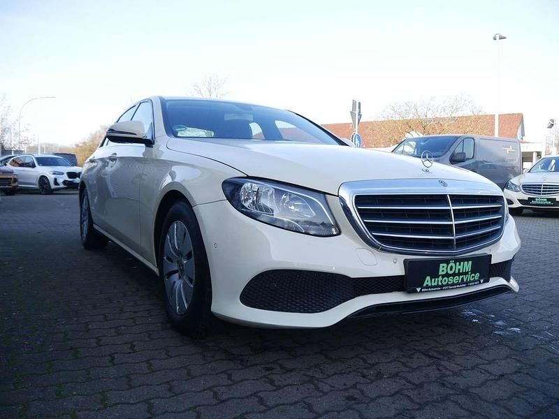 Gebraucht Mercedes E200 150 PS (110 kW) 2019 Hellelfenbein  unilack Limousine