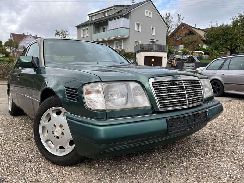 Używany Mercedes E300 147 KM (108 kW) 1990 Zielony Sedan/Limuzyna