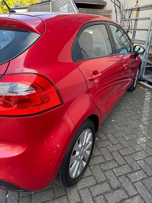 Second-hand Kia Rio 109 CP (80 kW) 2011 Roșu Berlinǎ