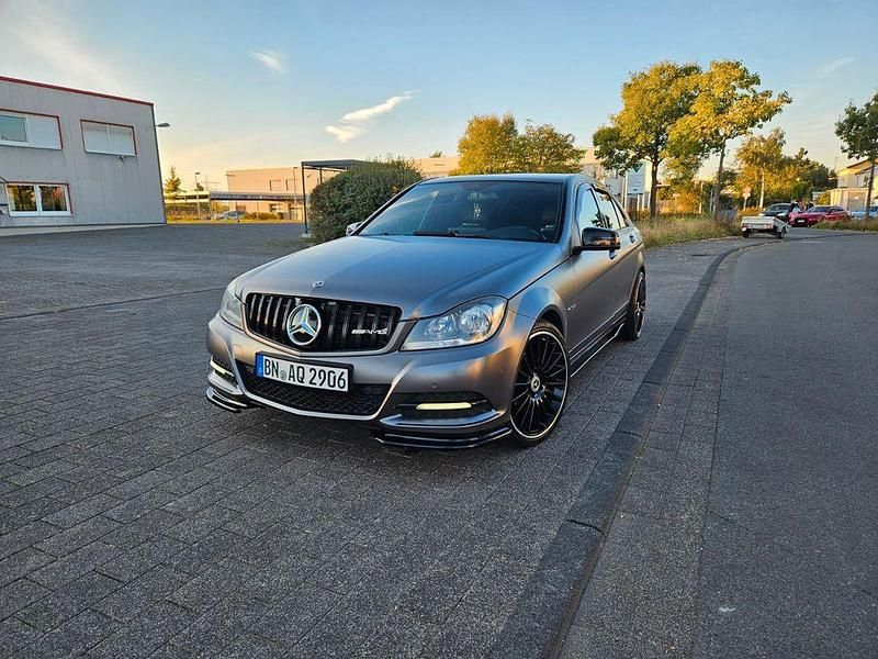 Grau Gebraucht 2011 Mercedes C220 Avantgarde Limousine | 9.850 € (Teuer) - Bild 1/4