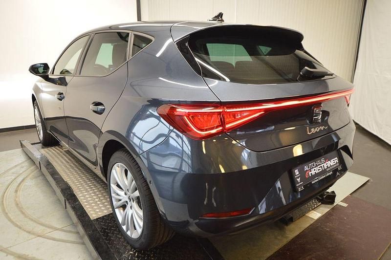Neu Seat Leon Style 150 PS (110 kW) 2025 Grau Limousine