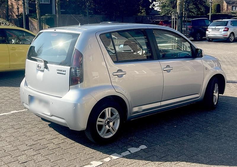 Gebraucht Daihatsu Sirion 87 PS (63 kW) 2009 Silber Kleinwagen