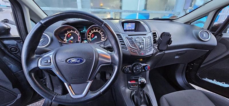 Gebraucht Ford Fiesta 101 PS (74 kW) 2017 Grau Kleinwagen