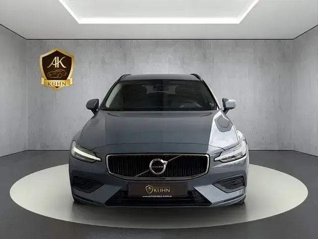 Gebraucht Volvo V60 Core 163 PS (119 kW) 2023 Thunder grey / metallic Kombi