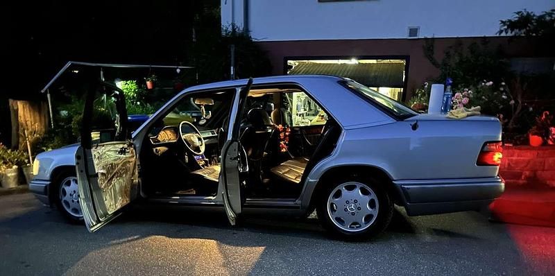 Silber Gebraucht 1994 Mercedes E220 AMG Limousine | 7.950 € - Bild 1/4