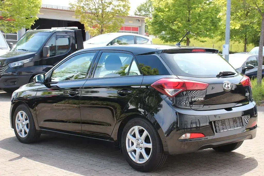Gebraucht Hyundai i20 75 PS (55 kW) 2017 Schwarz Limousine