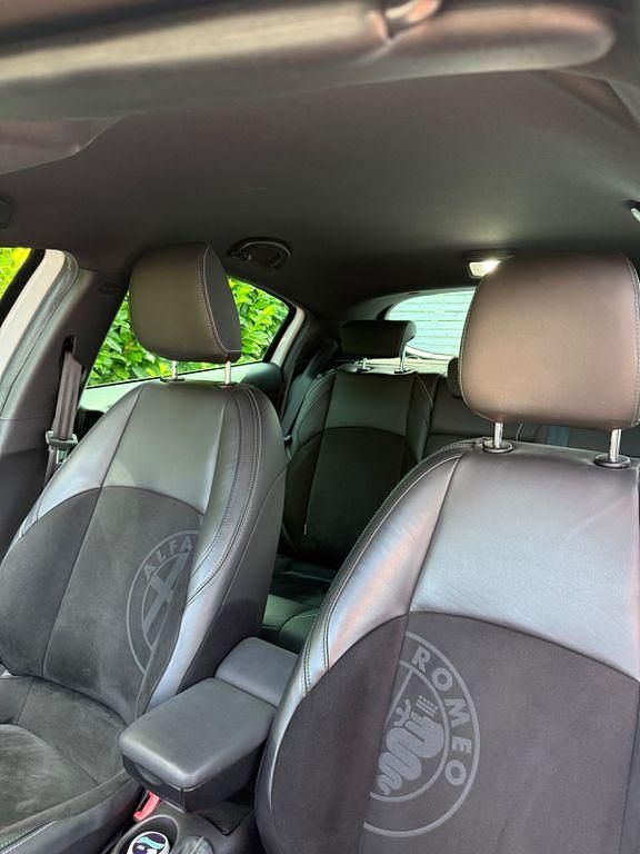 Weiß Gebraucht 2015 Alfa Romeo Giulietta Limousine | 11.599 € (Etwas zu teuer) - Bild 1/4